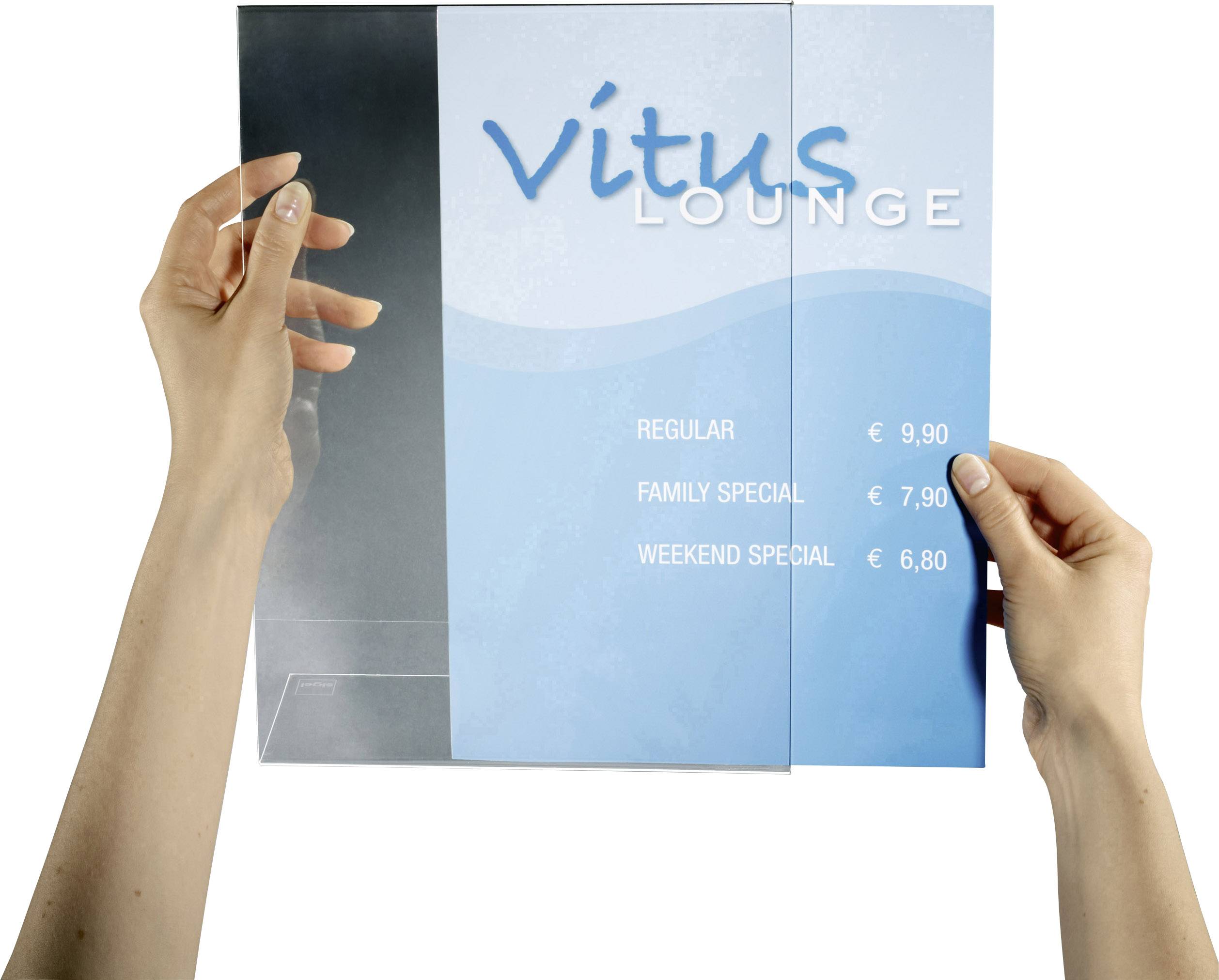 Hände halten ein transparentes Menü, auf dem 'Vitus Lounge' steht. Preise: Regular EUR9,90, Family Special EUR7,90, Weekend Special EUR6,80.