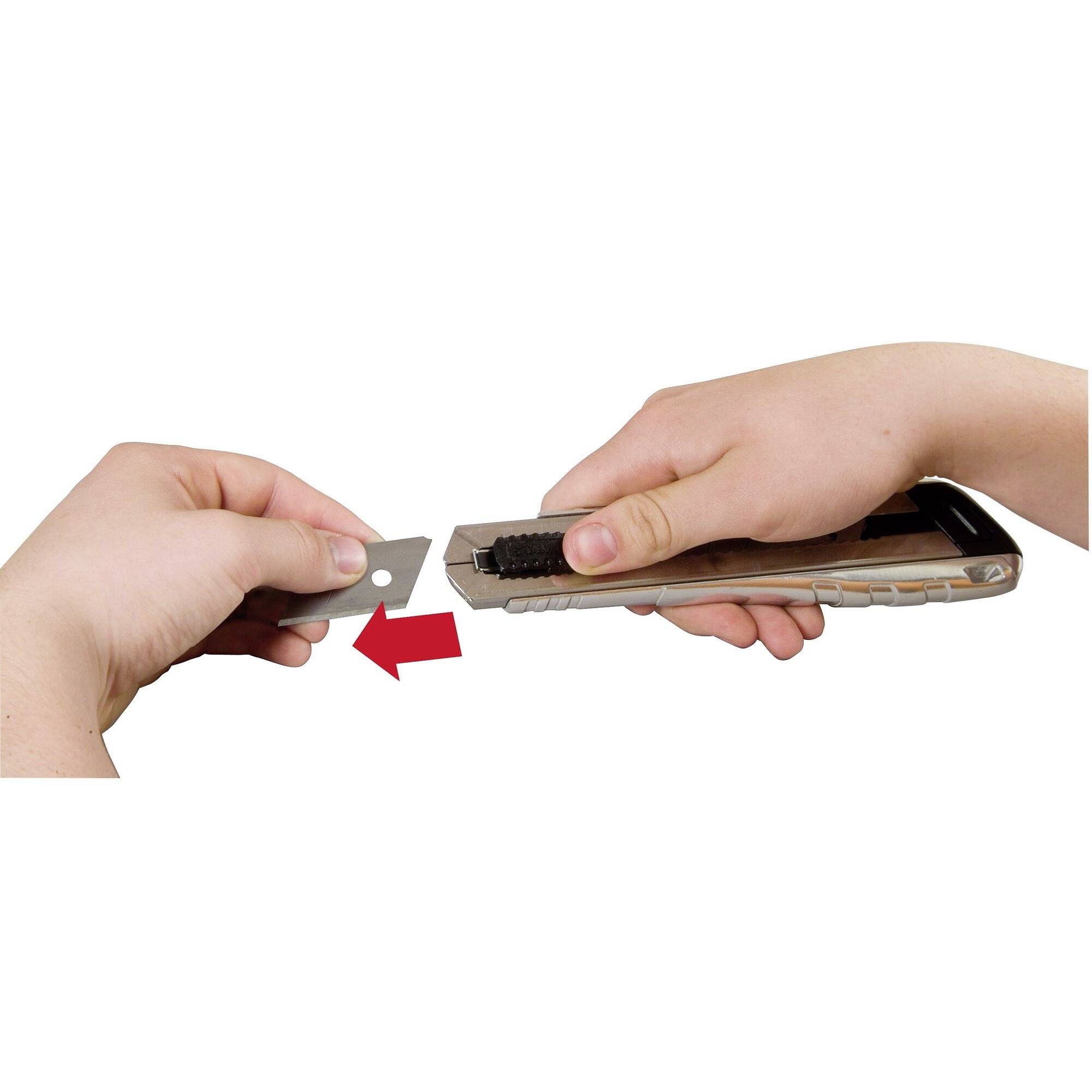 A person is holding a knife and changing the blade. A red arrow marker indicates the direction for inserting the blade.