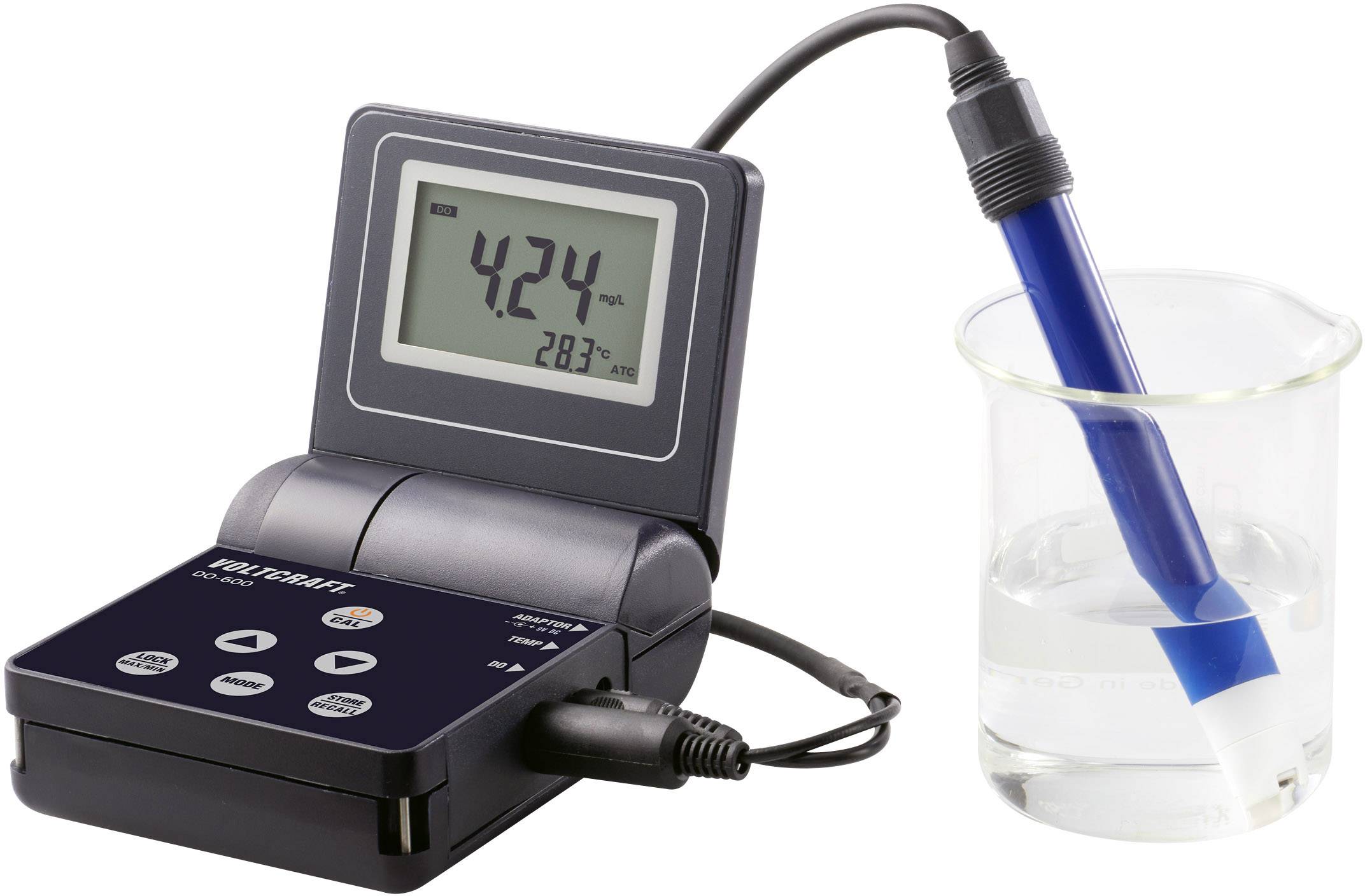 Digital measuring device for determining water quality with display showing '4.24 mg/L' and '28.3°C', connected to a probe in a glass.