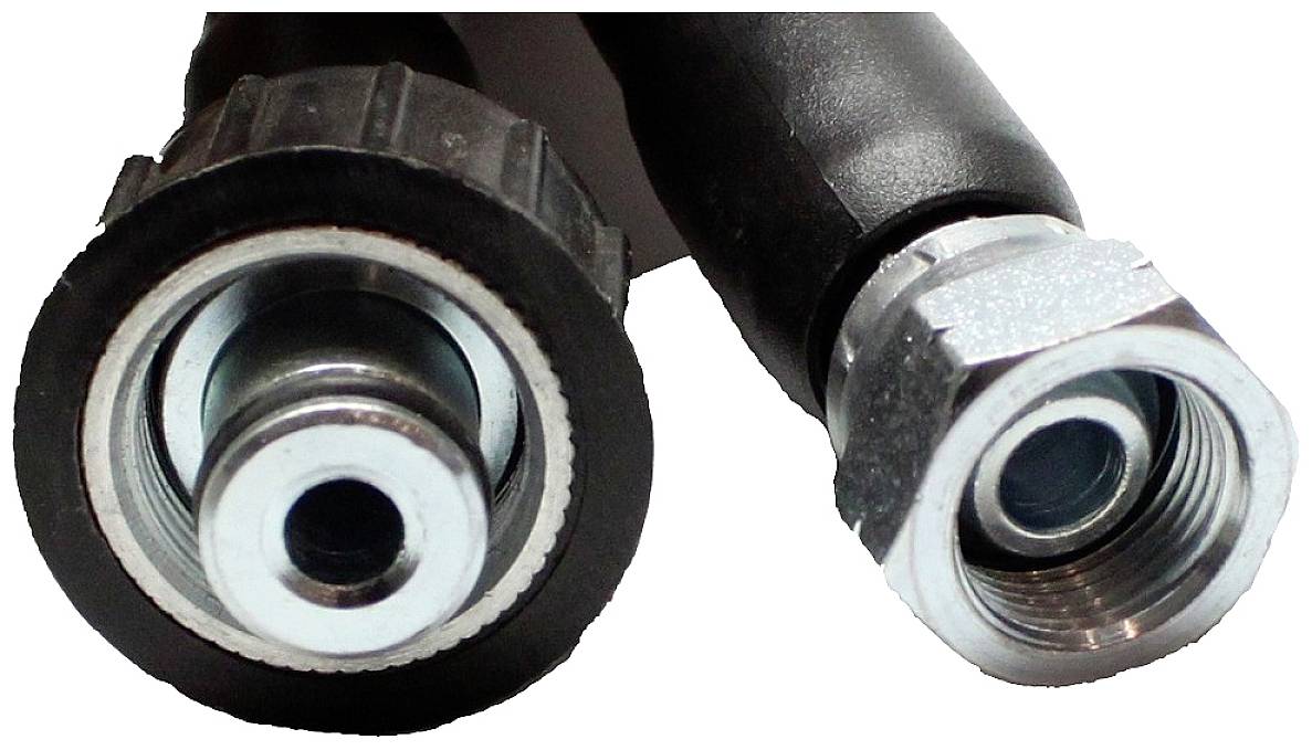 Close-up of two connections on a black gas hose. On the left, a threaded connection with a grey coupling nut, on the right a silver connection.