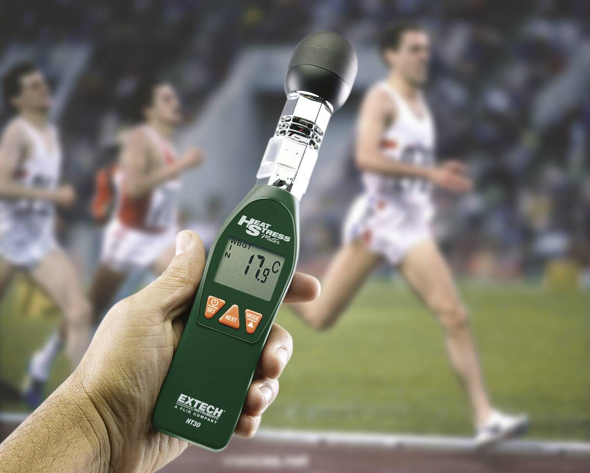 A handheld device measures the temperature at 19.3 °C during a race, with a blurred background showing runners on a track.