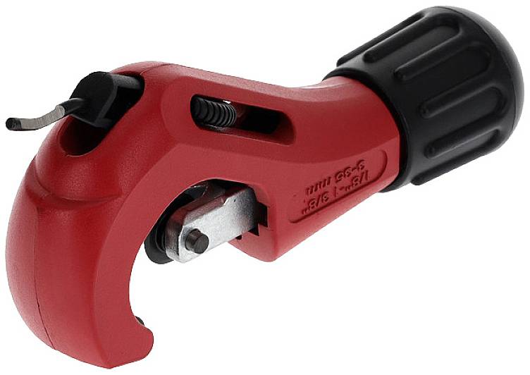 Robust, handy pipe cutting tool with a black handle. Suitable for cutting metal pipes in a workshop or on construction sites.