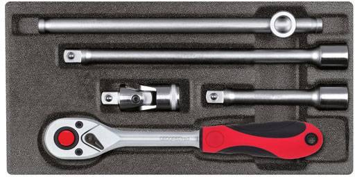 Steckschlüsselsatz mit rot-schwarzem Griff und Metallstangen in einem geformten Schaumstoffbehälter, zur mechanischen Anwendung.