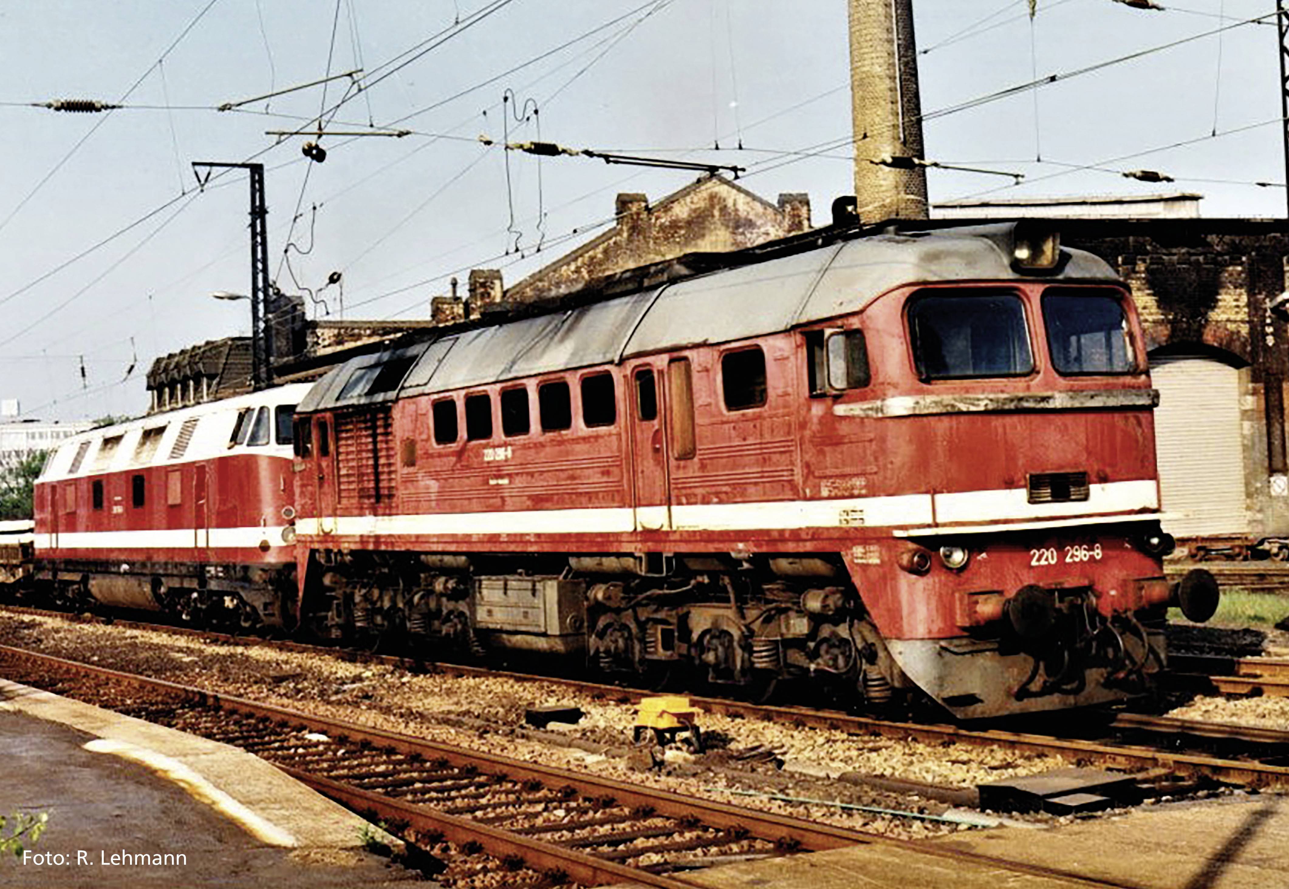 Piko H0 52901 H0 Diesel locomotive BR 220of DR.