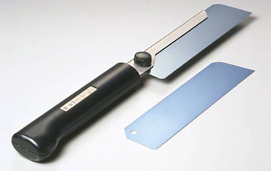 Ein schwarzes Handwerkzeug mit einer langen Klinge und einem abnehmbaren blauen Schutz liegt auf einem hellen Hintergrund.