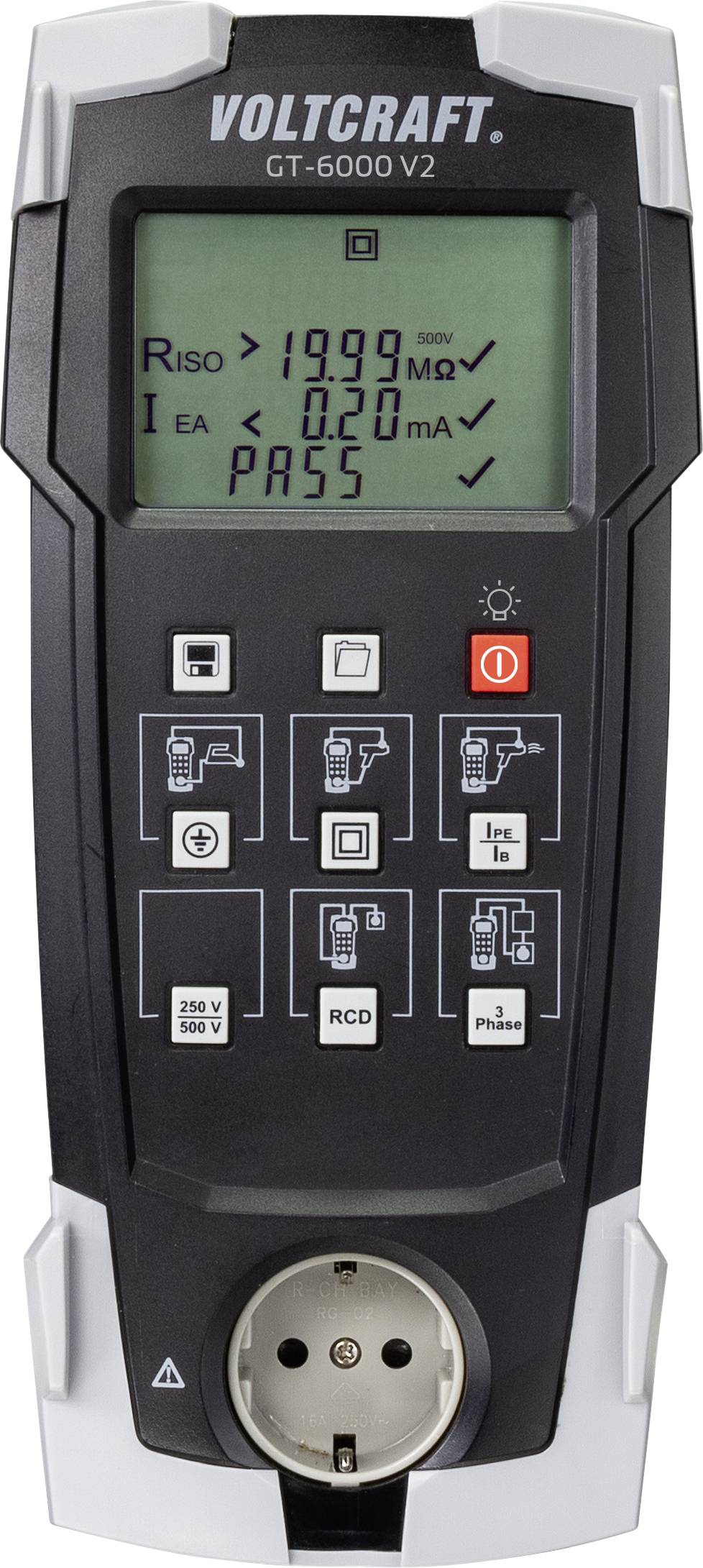 Ein elektrisches Prüfgerät mit Display zeigt 'RISO 19,99 MΩ' und 'I EA 0,20 mA', darunter andere Funktionen. Marke 'Voltcraft'.