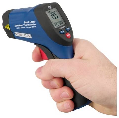 Hand, die eine blaue Infrarot-Dual-Laser-Thermometerpistole hält, mit einer digitalen Temperaturanzeige auf ihrem Display.