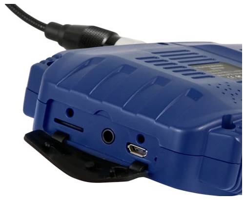 Nahaufnahme eines blauen tragbaren elektronischen Geräts mit einem schwarzen Kabel und Anschlüssen, von der Seite auf weißem Hintergrund gezeigt.