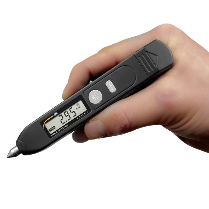 A hand is holding a digital tyre pressure gauge displaying 2.95 psi.