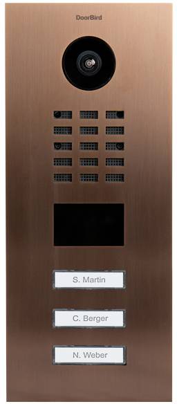 Doorbell panel with video camera and three nameplates labelled 'S. Martin', 'C. Berger', 'N. Weber'.