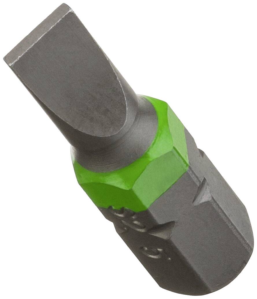 Ein Flachkopf-Bit für Schraubendreher, metallisch, mit grünem Ring zur Kennzeichnung, in leichter Schräglage dargestellt.