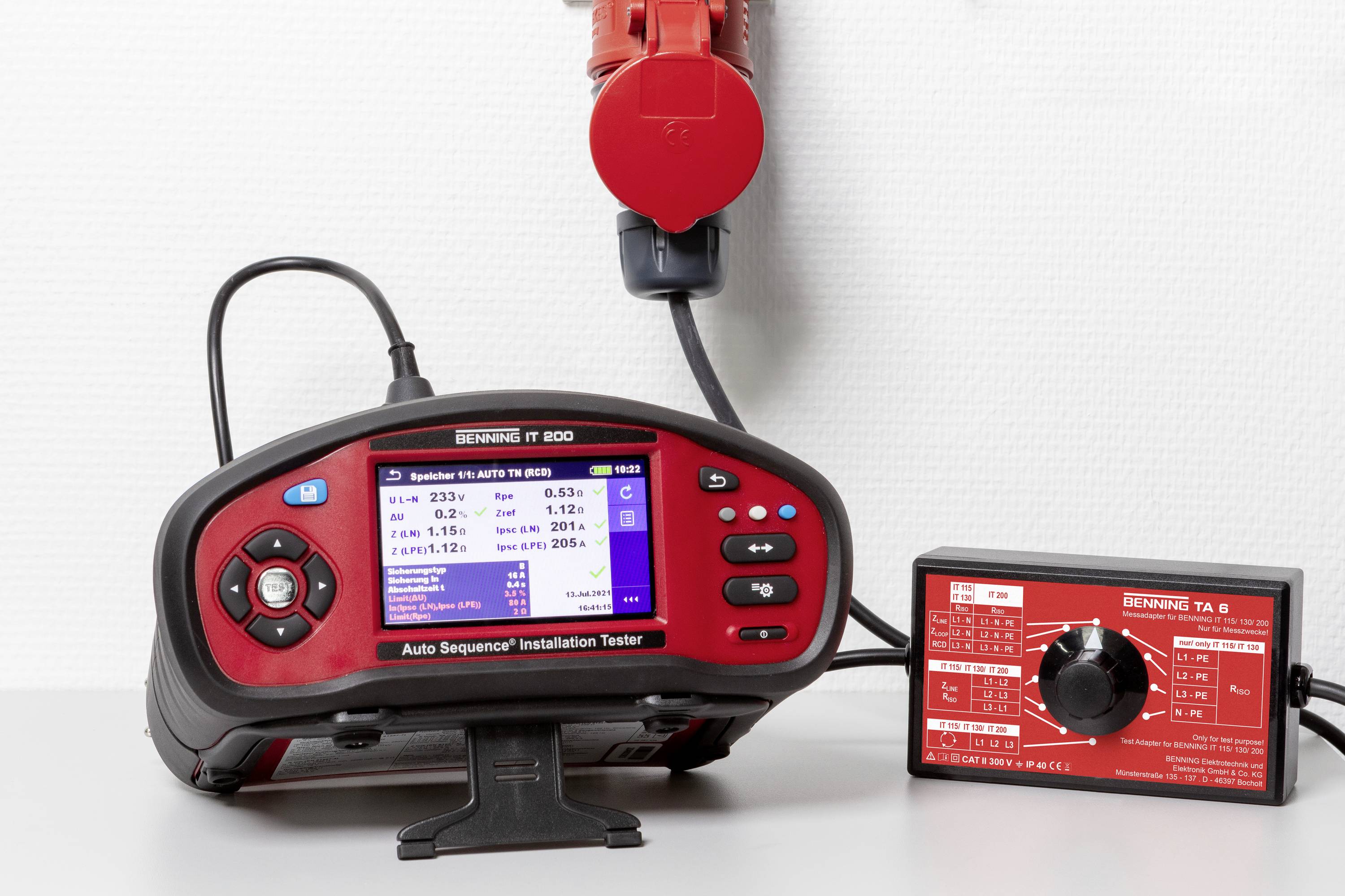 A device for checking the electrical installation with a digital display, connected to a power socket and a measurement module.