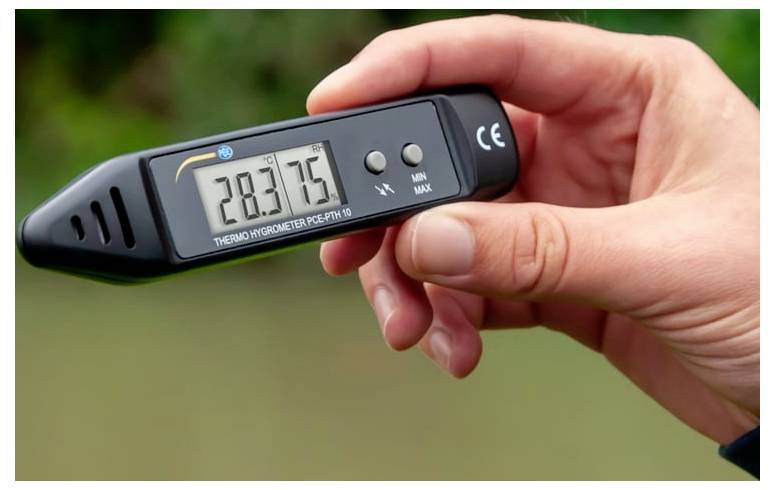 Handheld digital thermo-hygrometer displaying 28.3°C and 75% humidity.