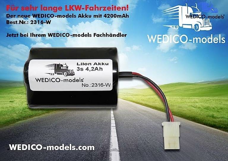The image depicts a lithium-ion battery from WEDICO-models with the inscription '3S 4.2Ah'. The background shows a country road under a blue sky.