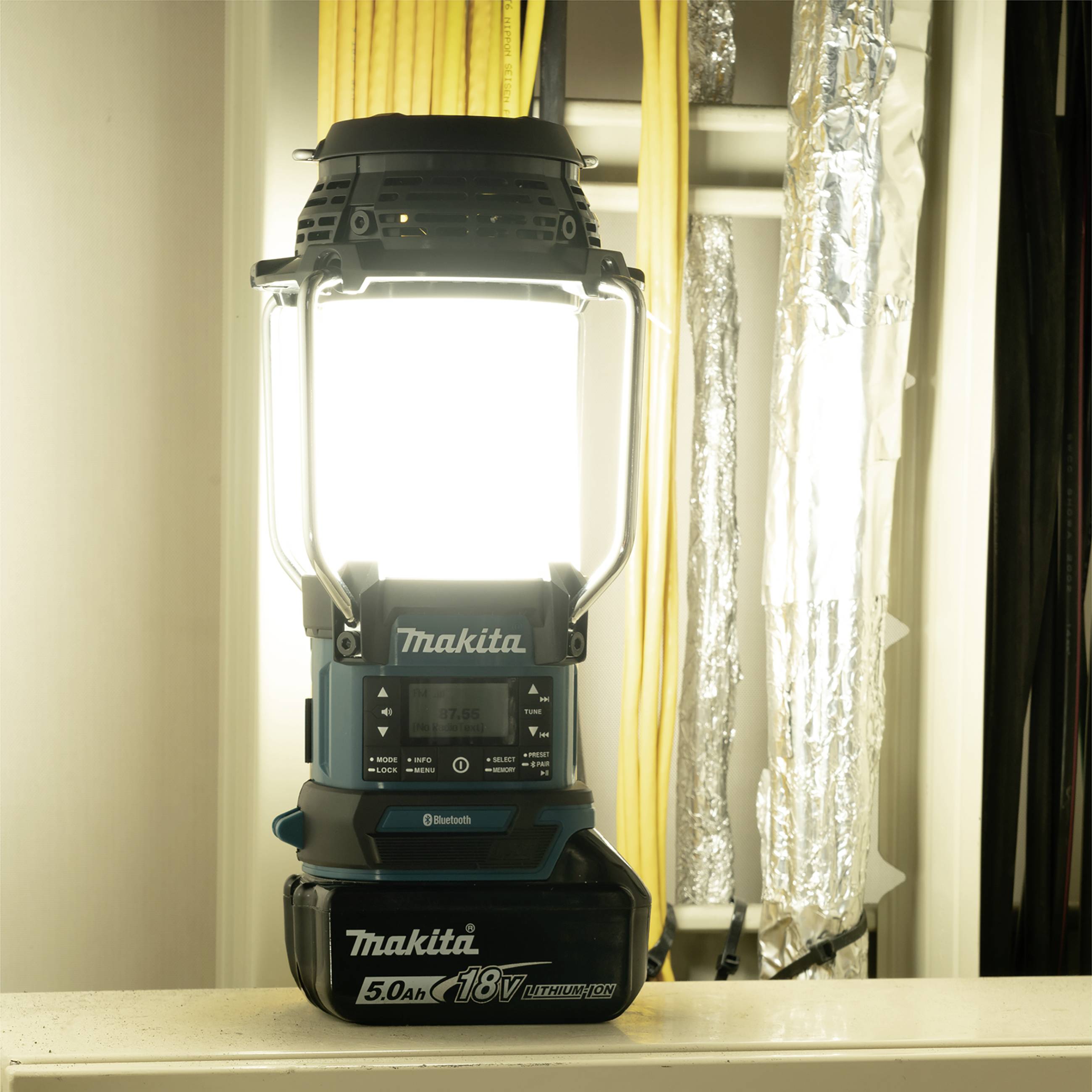 Makita DMR056 Cordless radio FM, AM, DAB+ incl. lantern