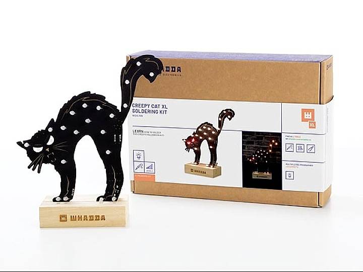 Lökit 'Creepy Cat XL' with packaging. Contains parts for assembling a black and white cat figure with a detachable base.