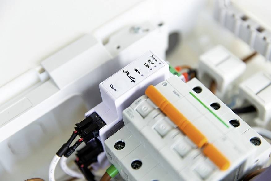 Smart home device for controlling electrical circuits with labels and wiring. It is installed in a consumer unit.