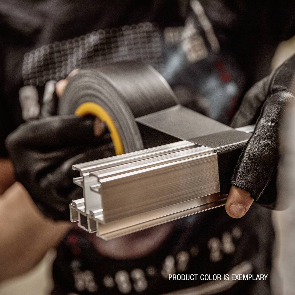 Nahaufnahme von Händen, die einen Aluminiumstrangpressprofil und eine Rolle schwarzes Klebeband halten. Text unten rechts: 'PRODUCT COLOR IS EXEMPLARY'.