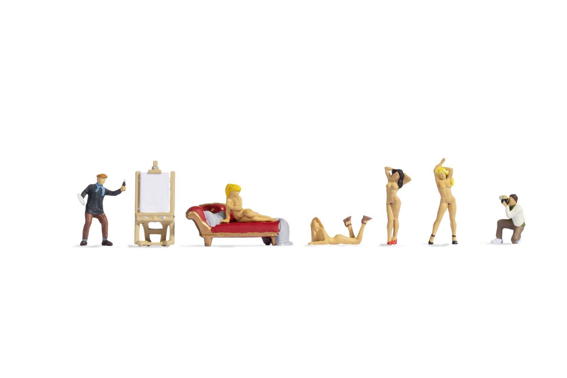 Small figures depict an art scene: A painter in front of a canvas, a person on a sofa, three posing figures, a photographer.