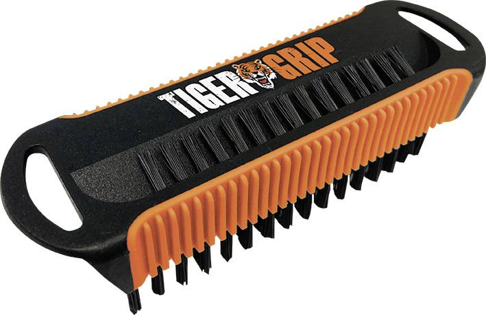 Cleaning brush with a black handle, orange bristles and the 'TIGER GRIP' logo. Ideal for cleaning golf clubs.