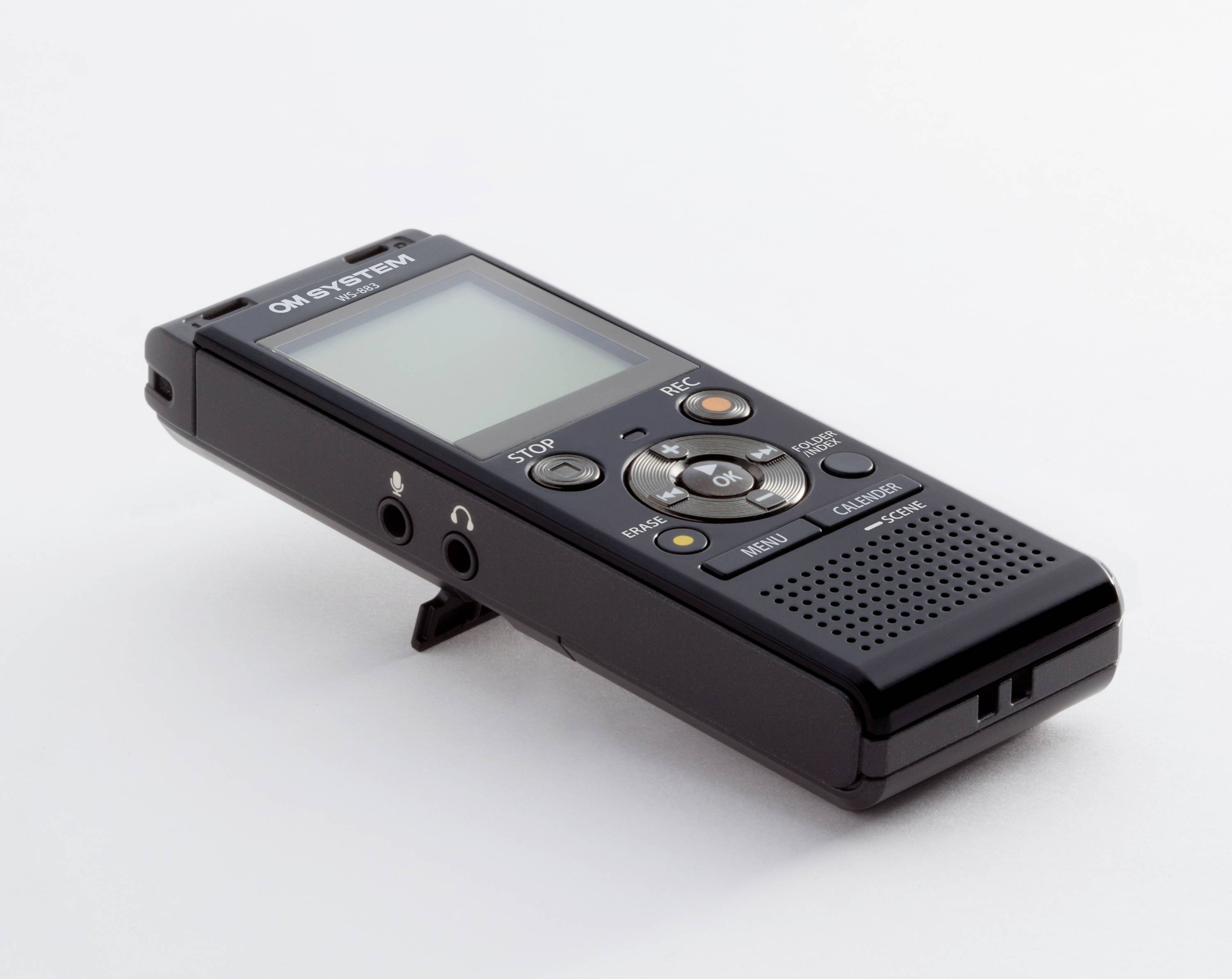 Schwarzer digitaler Voice-Recorder mit Display, Tasten für Aufnahme, Wiedergabe, Stopp und Lautsprecher, auf weißem Hintergrund.