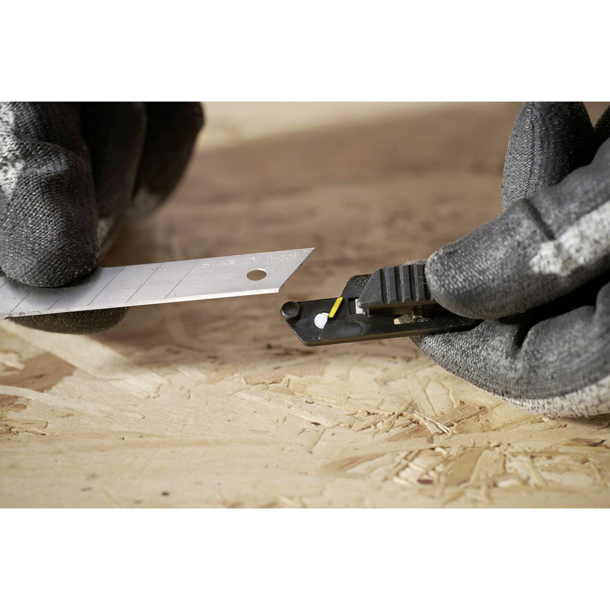 STANLEY FMHT10594-0 FM cutter, 18 mm, with blade slide 1 pc(s)