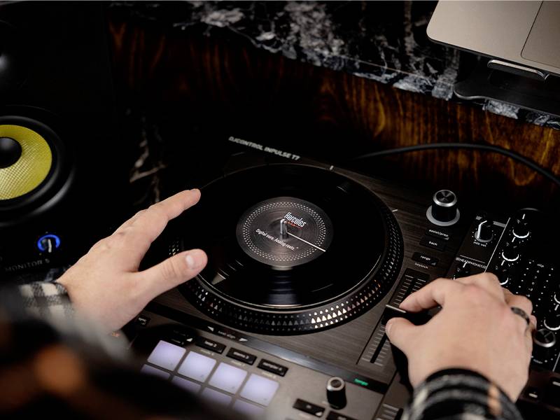Hercules DJControl Inpulse T7 DJ controller