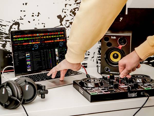 Hercules DJLearning Kit MK2 DJ controller