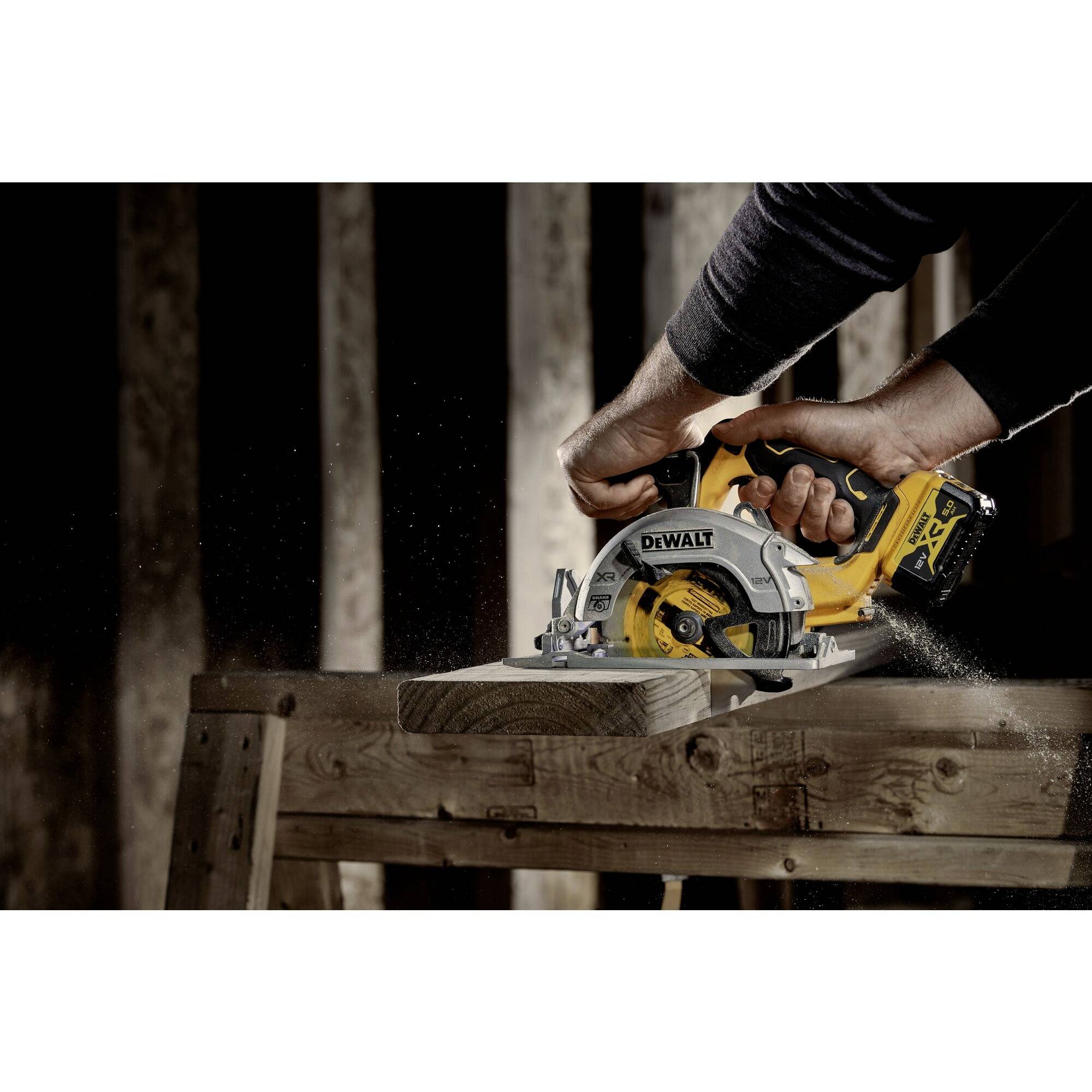 DEWALT Cordless handheld circular saw
