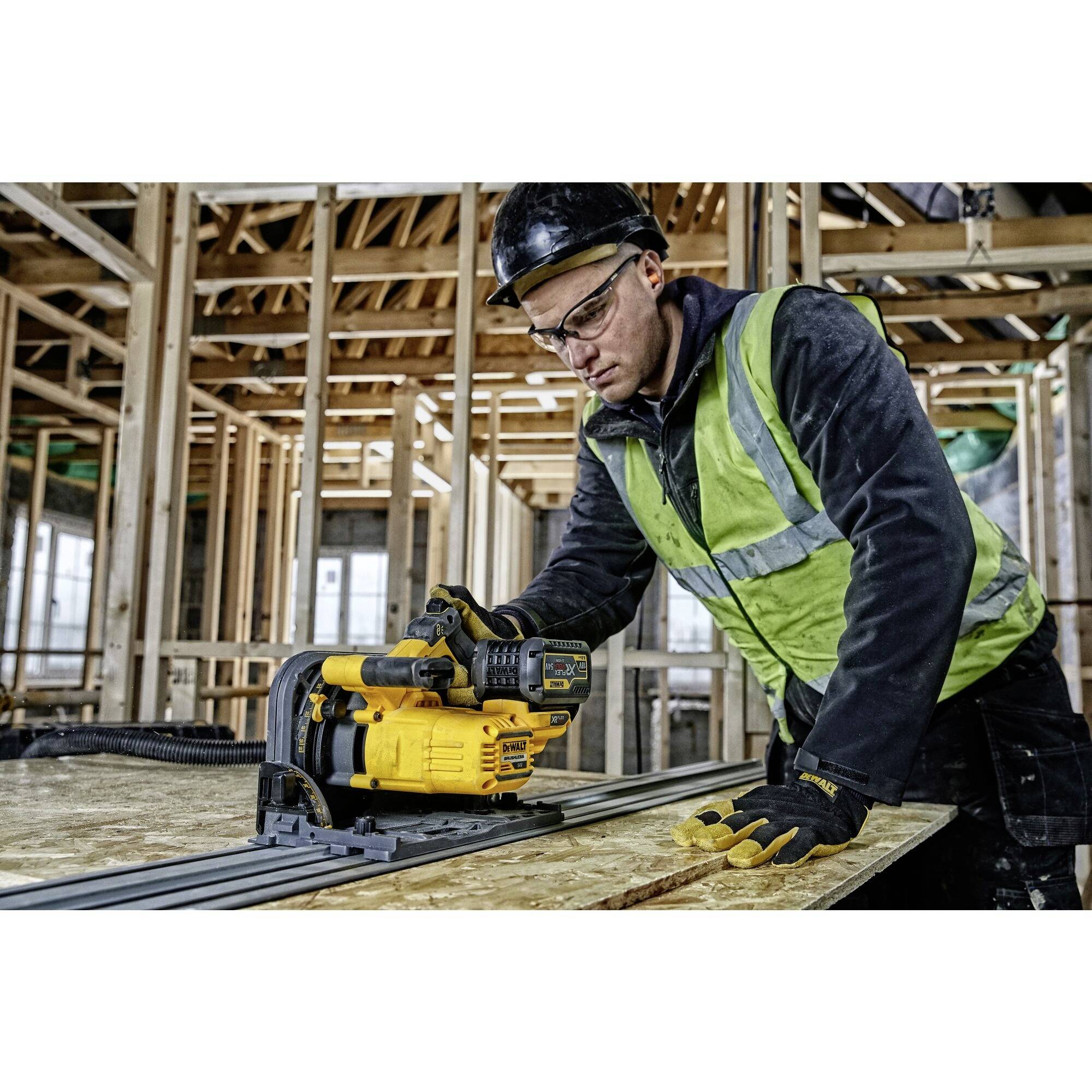 DEWALT Cordless handheld circular saw