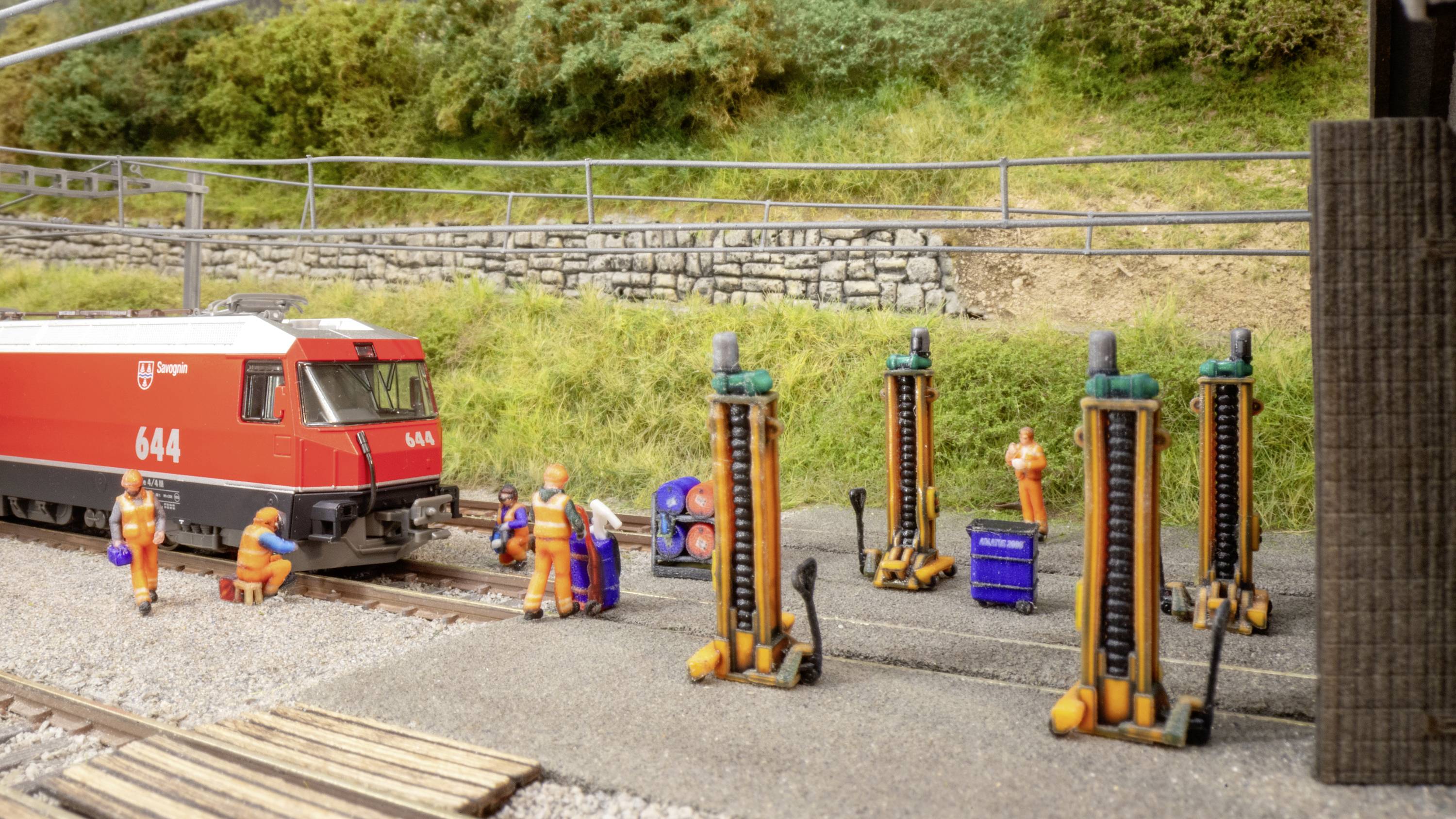 NOCH N Railway system Painted, Standing