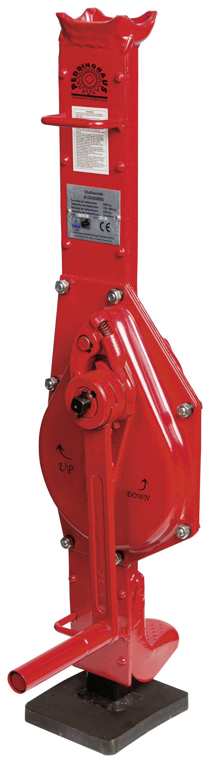 Roter Zahnstangenwagenheber mit Kurbel und Sicherheitsbeschriftungen, verwendet zum Heben schwerer Lasten in industriellen Umgebungen.