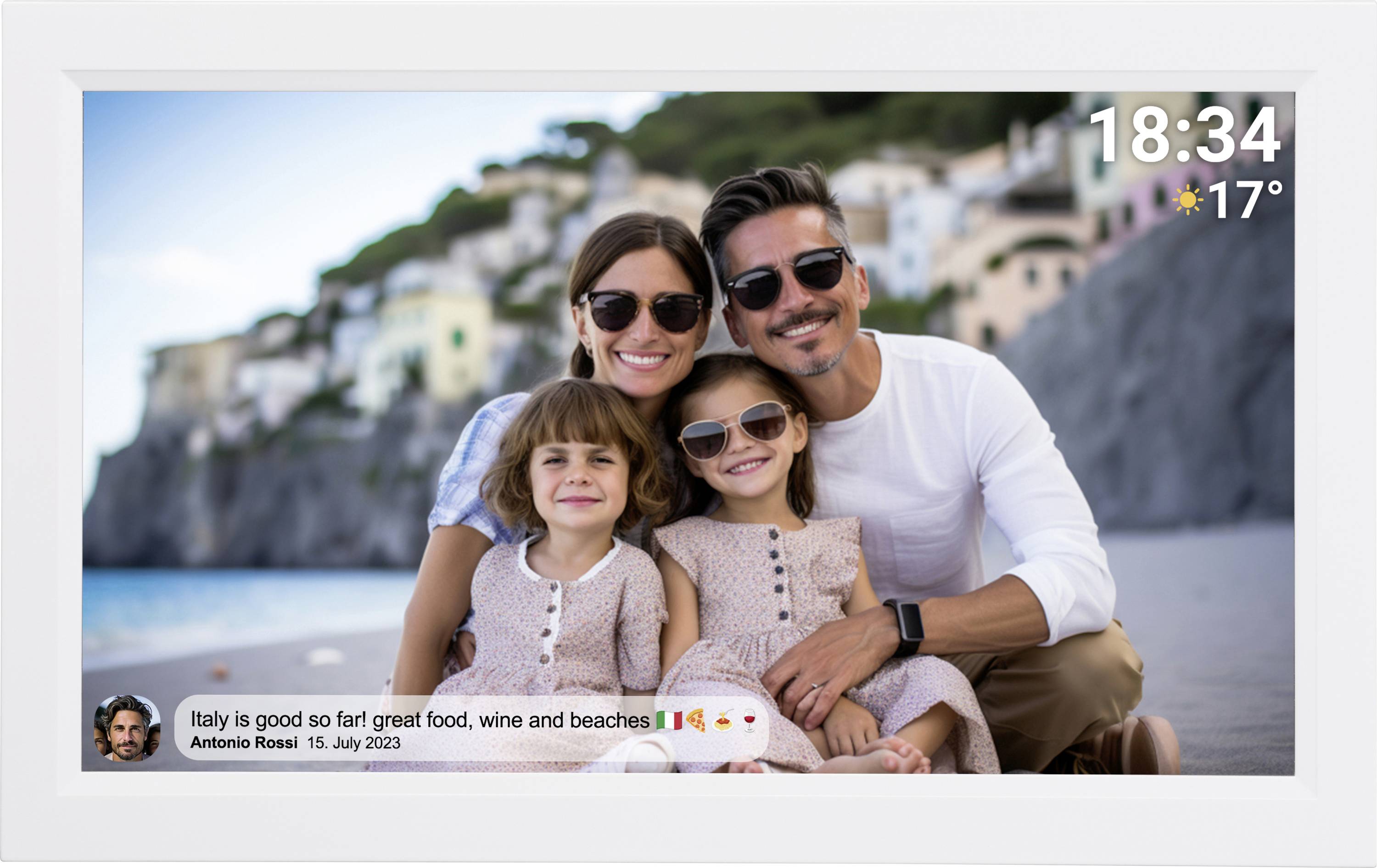 Eine lächelnde Familie sitzt am Strand vor einer Küstenlandschaft. Oben rechts: Uhrzeit 18:34, Temperatur 17°C. Text: 'Italy is good so far: great food, wine and beaches'.