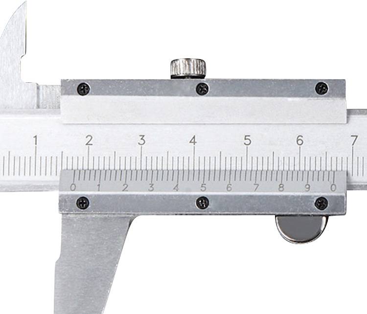Calliper shows 4.2 centimetres. Close-up of measurement scale and clamping mechanism. Tool for precise determination of distances.