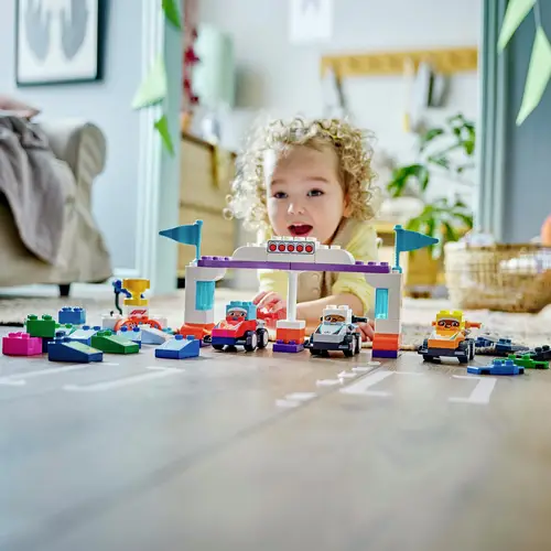 10445 LEGO® DUPLO® F1® Team racing cars with race drivers 10445 LEGO® DUPLO® F1® Team racing cars with race drivers