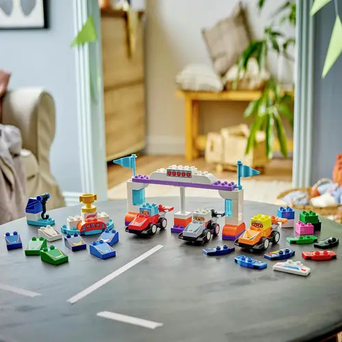 10445 LEGO® DUPLO® F1® Team racing cars with race drivers 10445 LEGO® DUPLO® F1® Team racing cars with race drivers