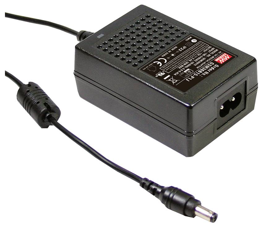 Schwarzes Netzteil mit Stecker. Etikett zeigt Spezifikationen und CE-Kennzeichen. Verwendet für elektronische Geräte. Kabelanschlüsse sichtbar.