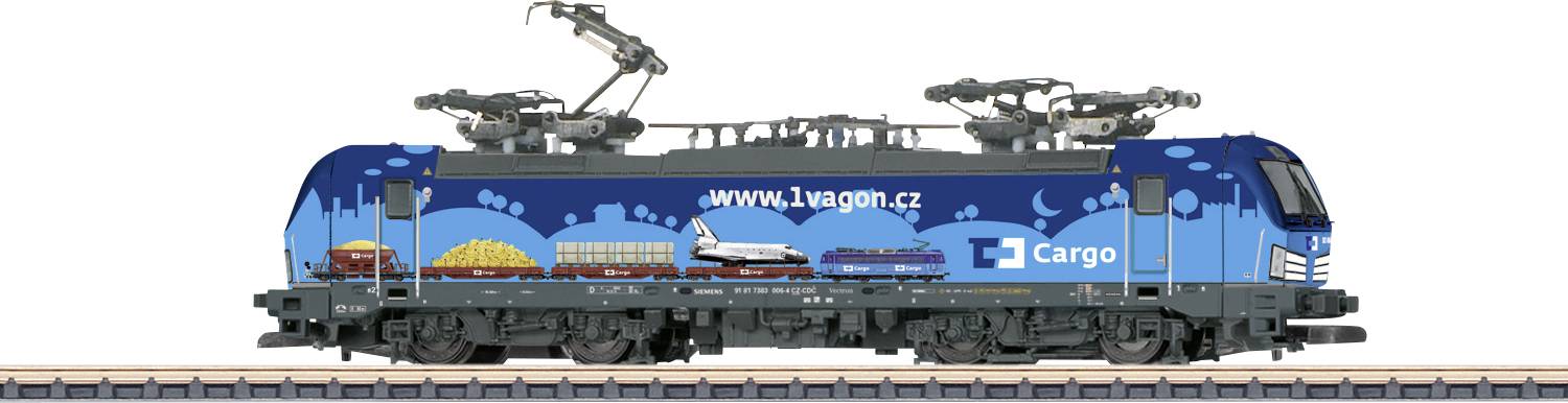 Model railway locomotive with blue 'Cargo' advertising. It is carrying containers and vehicles. Text: 'www.1vagon.cz'.