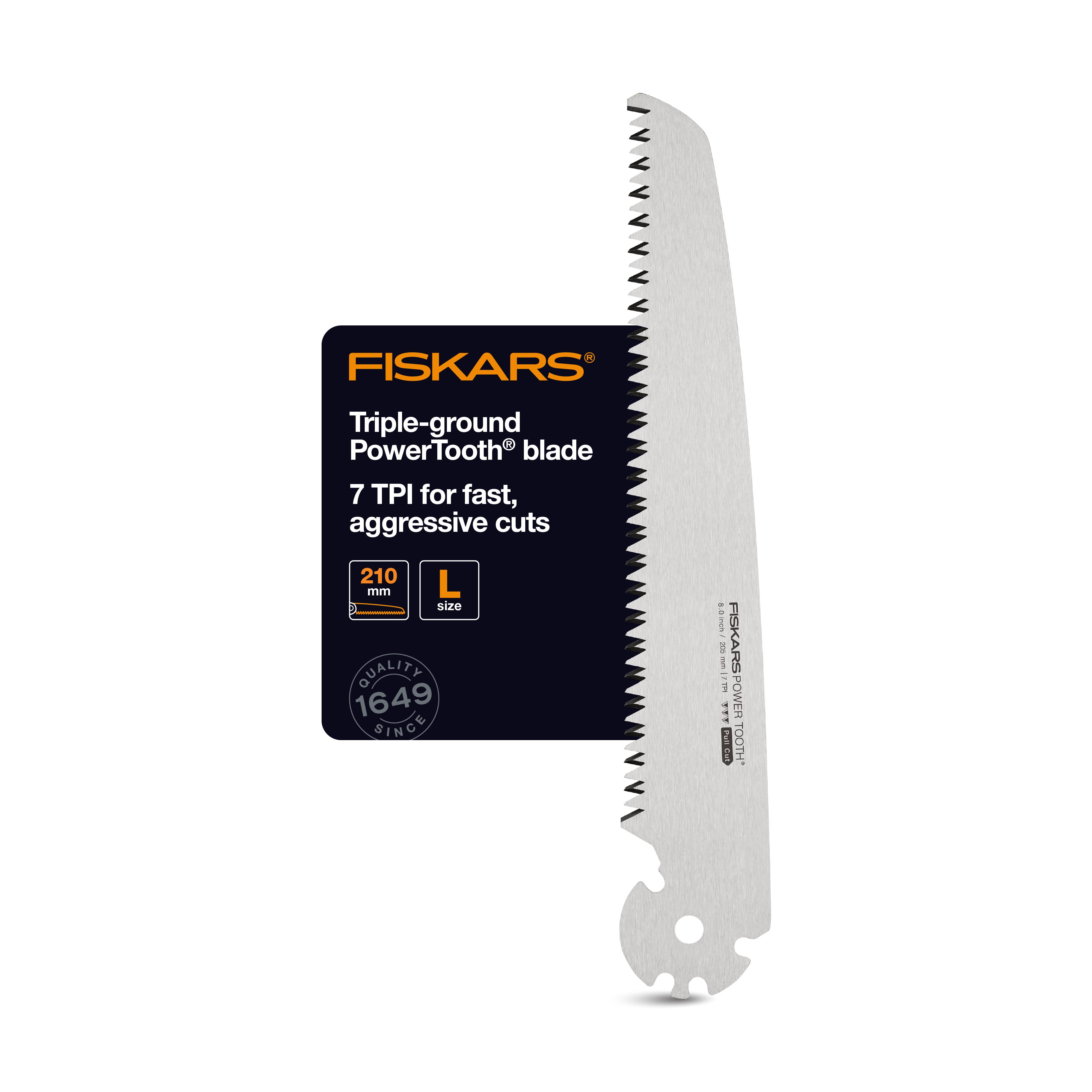 Saw blade by Fiskars with 'Triple-ground PowerTooth' technology and 7 teeth per inch, suitable for fast, aggressive cuts.