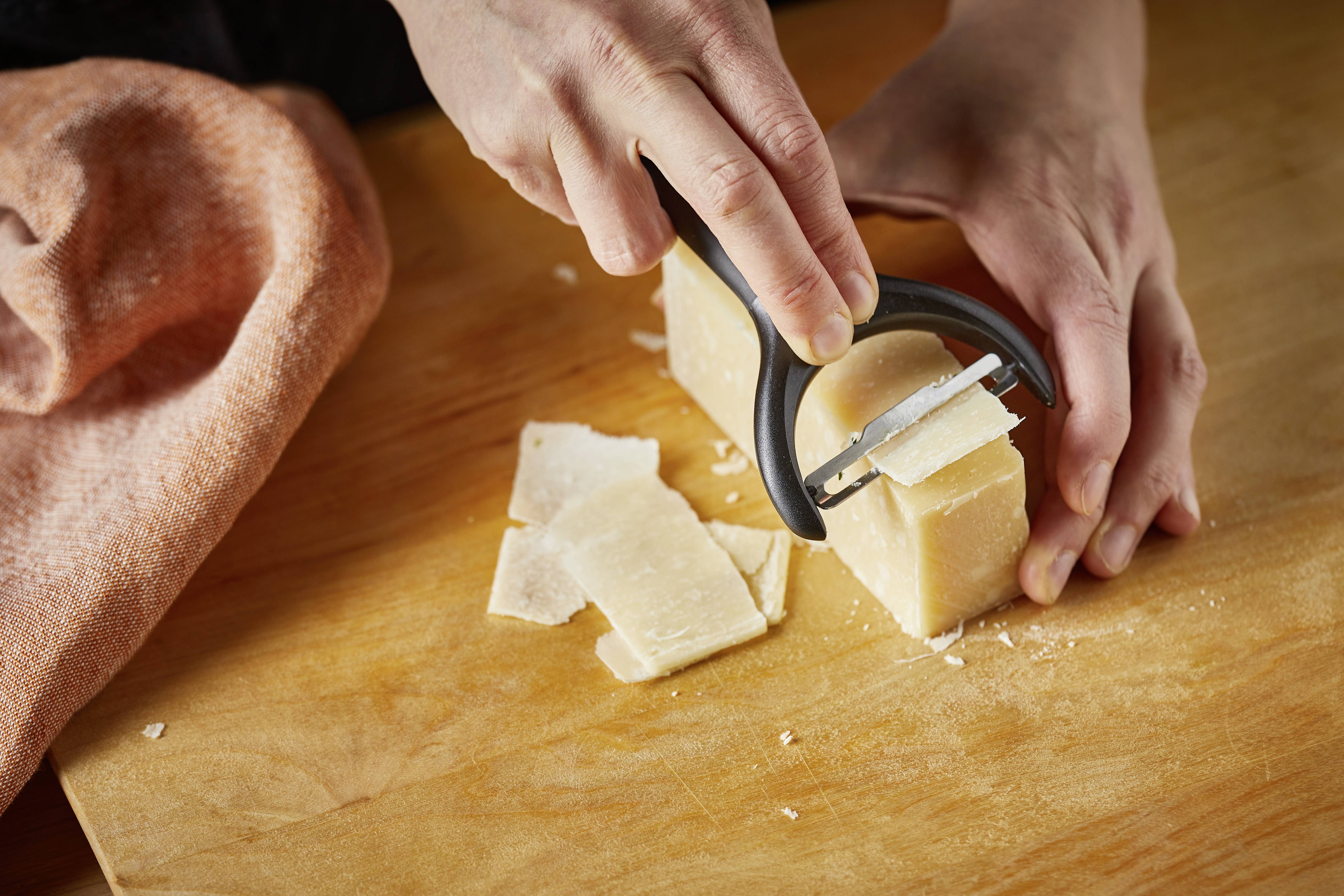 Fiskars 1016122 Functional shape of vegetable peeling