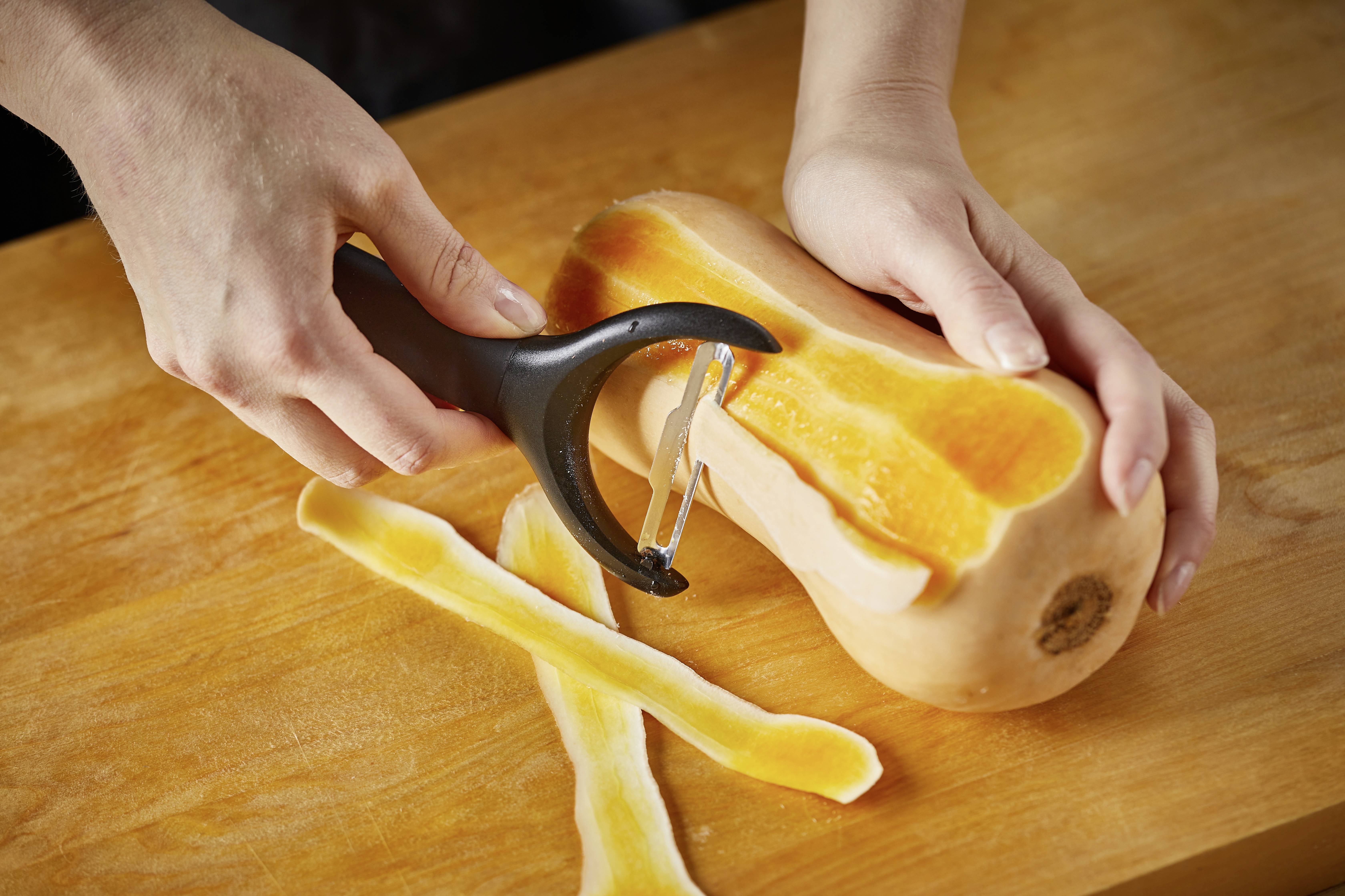 Fiskars 1016122 Functional shape of vegetable peeling