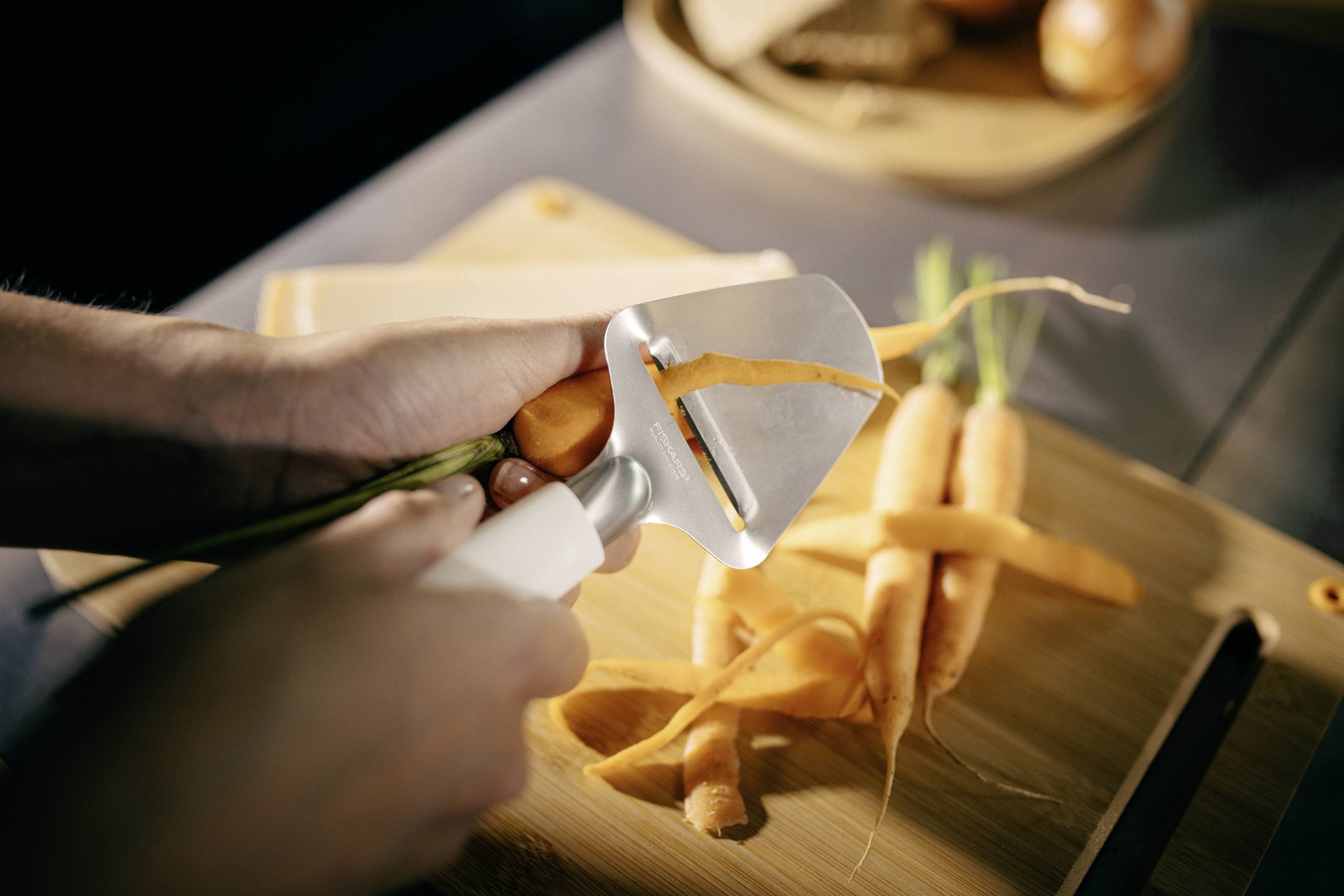 Fiskars 1016129 Functional shape hard cheese planer