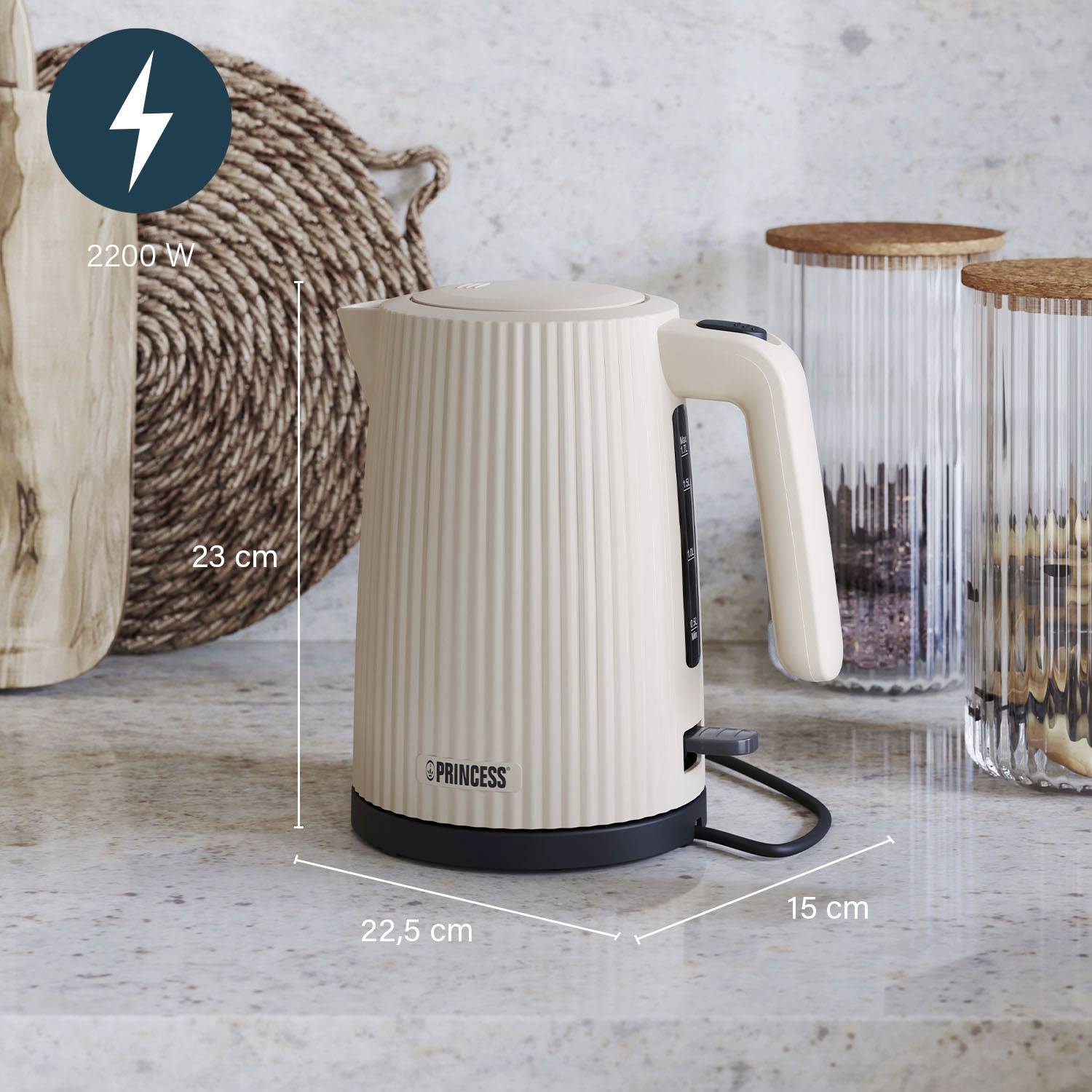 Kettle, cream-coloured, on kitchen worktop. Dimensions: 23 cm high, 22.5 cm wide, 15 cm deep. Power: 2200 W.