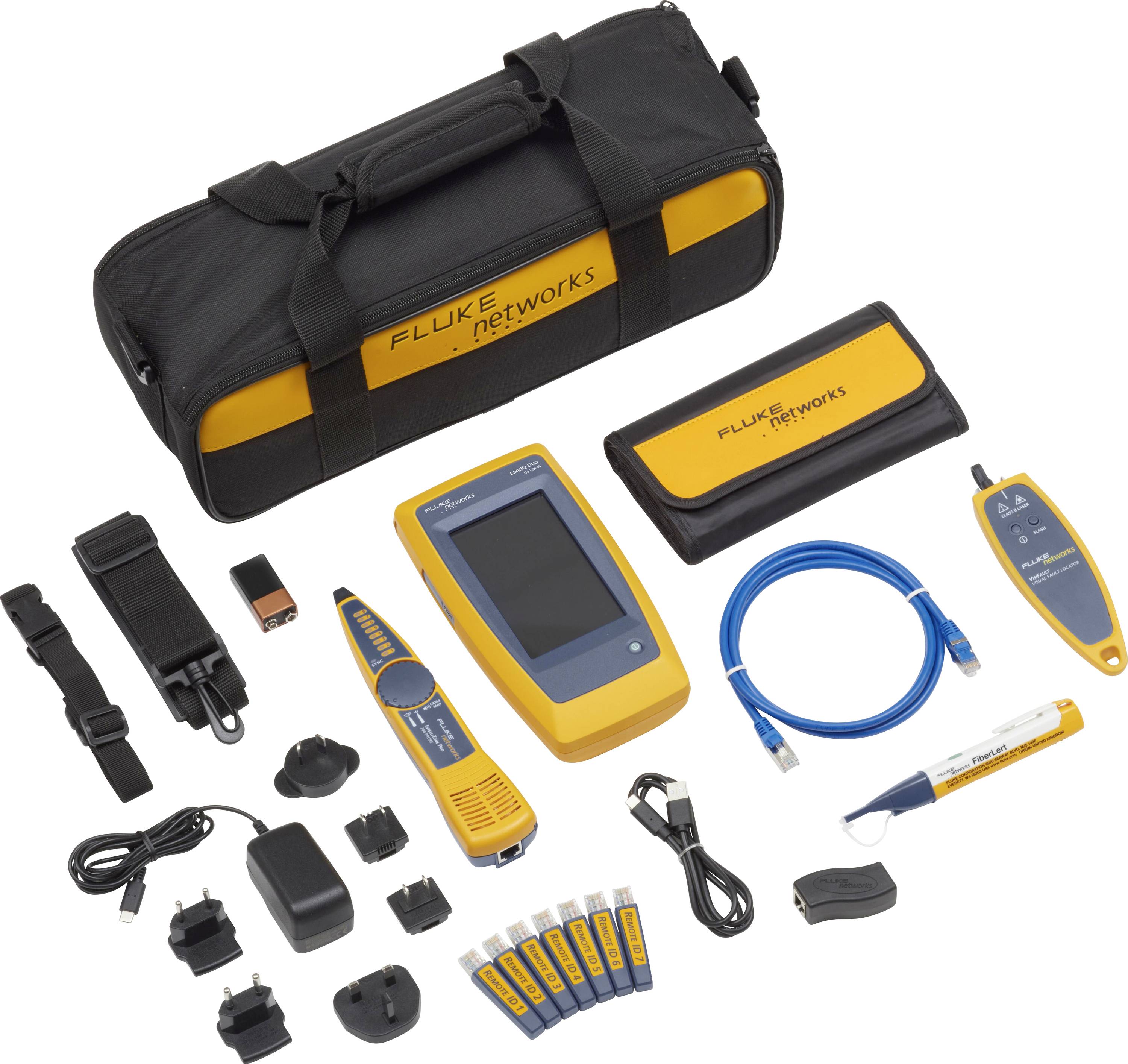 'Fluke Networks'-Werkzeugset mit verschiedenen Testgeräten, Kabeln und Adaptern zur Netzwerküberprüfung.