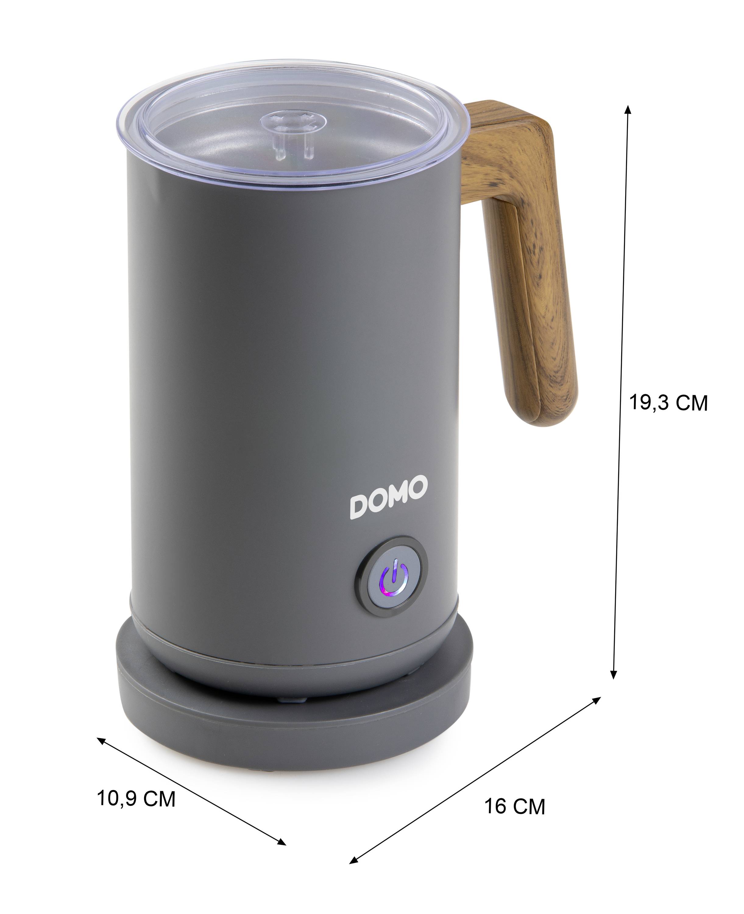 Grey electric milk frother with wooden handle by DOMO. Dimensions: 19.3 cm high, 16 cm deep, 10.9 cm wide.