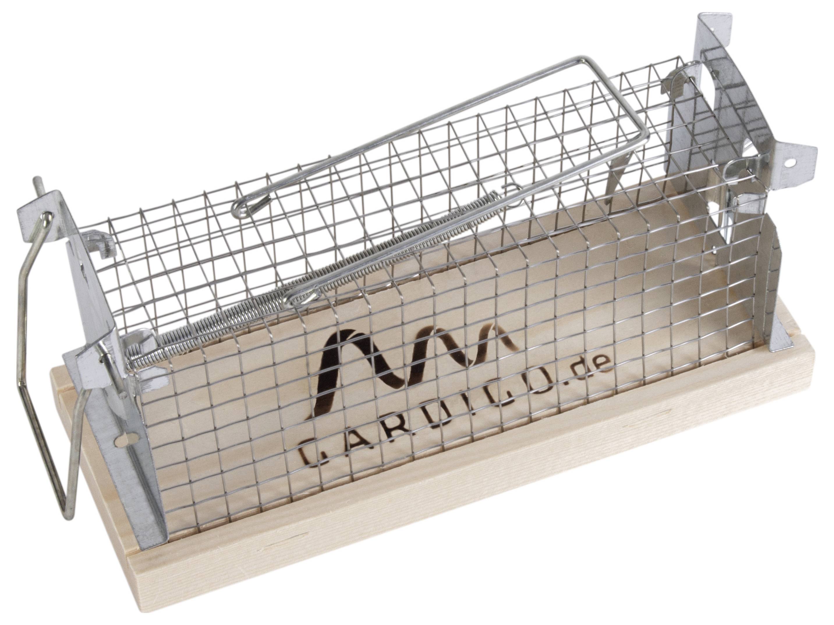 A metal mousetrap with a spring mechanism on a wooden base. Brand logo 'AM' and text 'CARL LU.de' are visible.