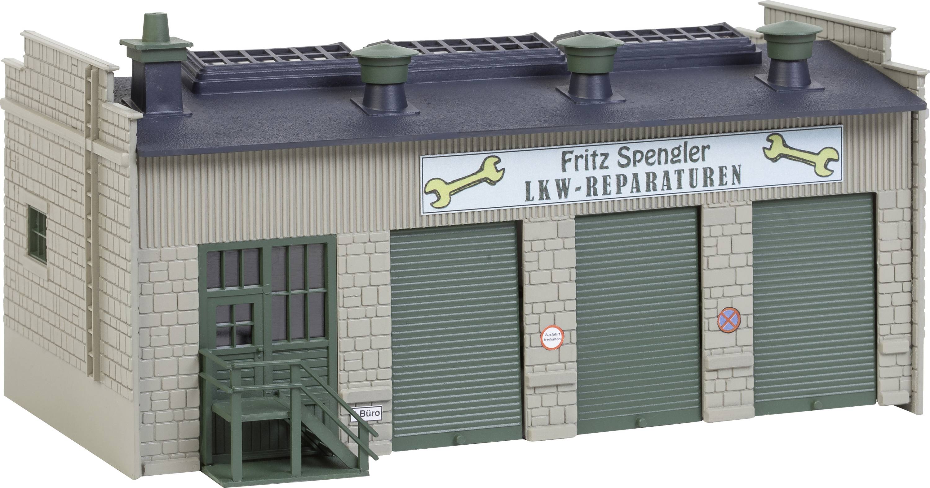 Ein Modellgebäude einer Werkstatt mit Aufschrift 'Fritz Spender LKW-Reparaturen' über drei Rolltoren, Treppe links.