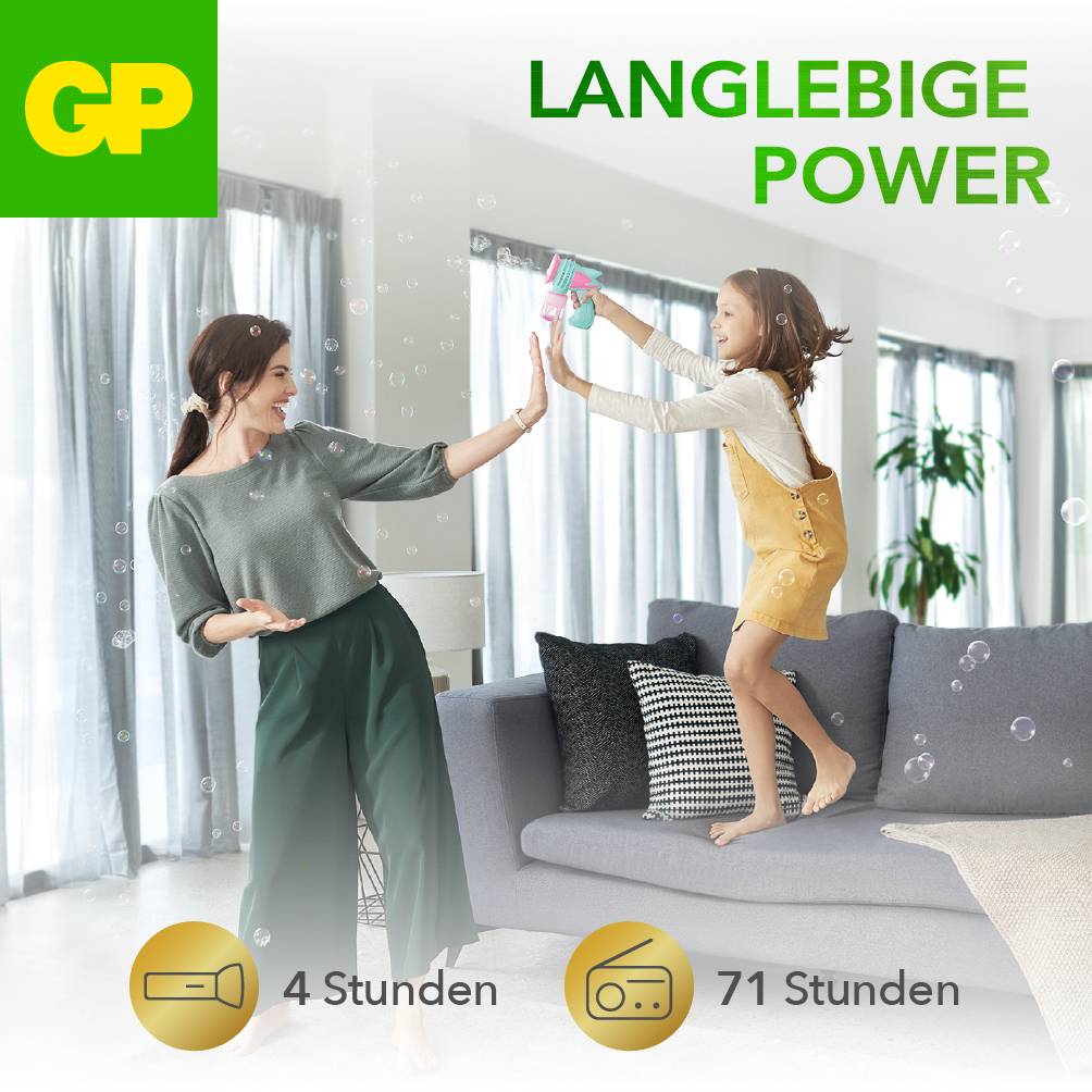 A woman and a child are playfully blowing soap bubbles in the living room. Text in the image: 'LONG-LASTING POWER'. Symbols show 4 hours and 71 hours.