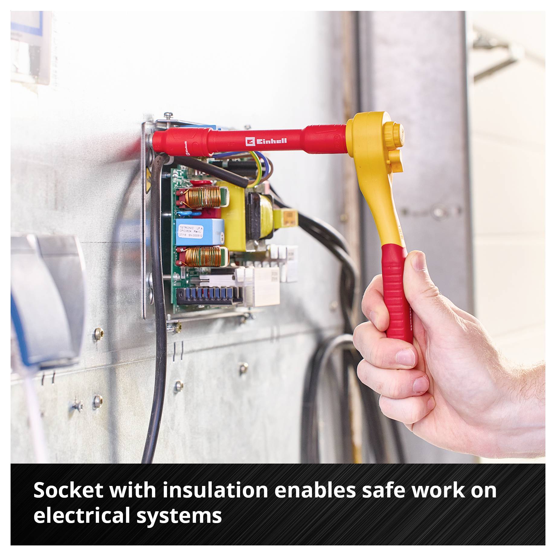 Eine Hand benutzt eine isolierte Stecknuss zum sicheren Arbeiten an elektrischen Anlagen. Text: 'Stecknuss mit Isolierung ermöglicht sicheres Arbeiten an elektrischen Anlagen'.