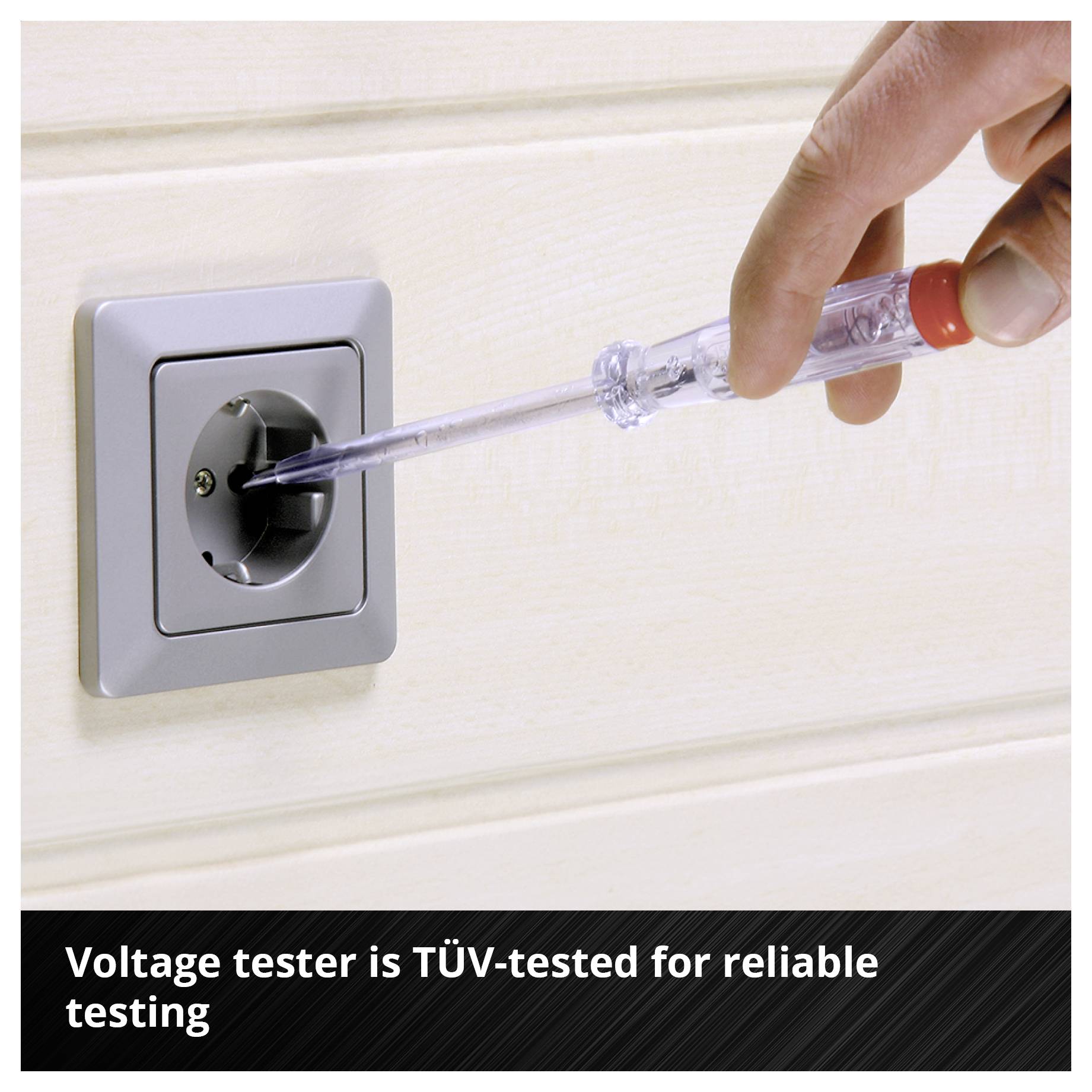 Eine Hand hält einen Schraubenzieher-Phasenprüfer in eine Wandsteckdose. Text unten: 'Phasenprüfer ist TÜV-geprüft für zuverlässige Spannungsprüfung'.